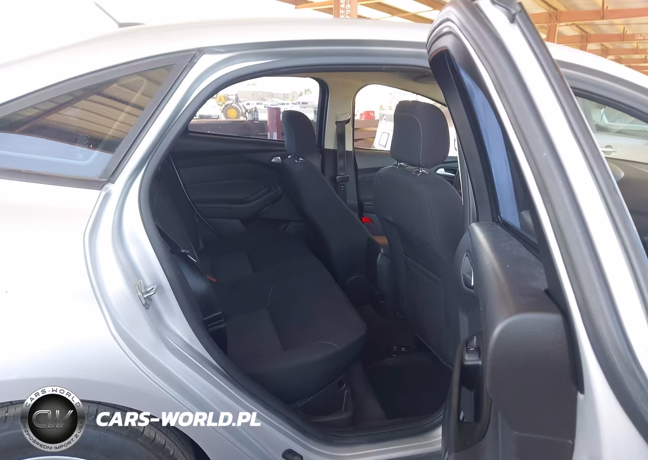 2018 Ford Focus Se VIN:1FADP3FE3JL223589 - 8