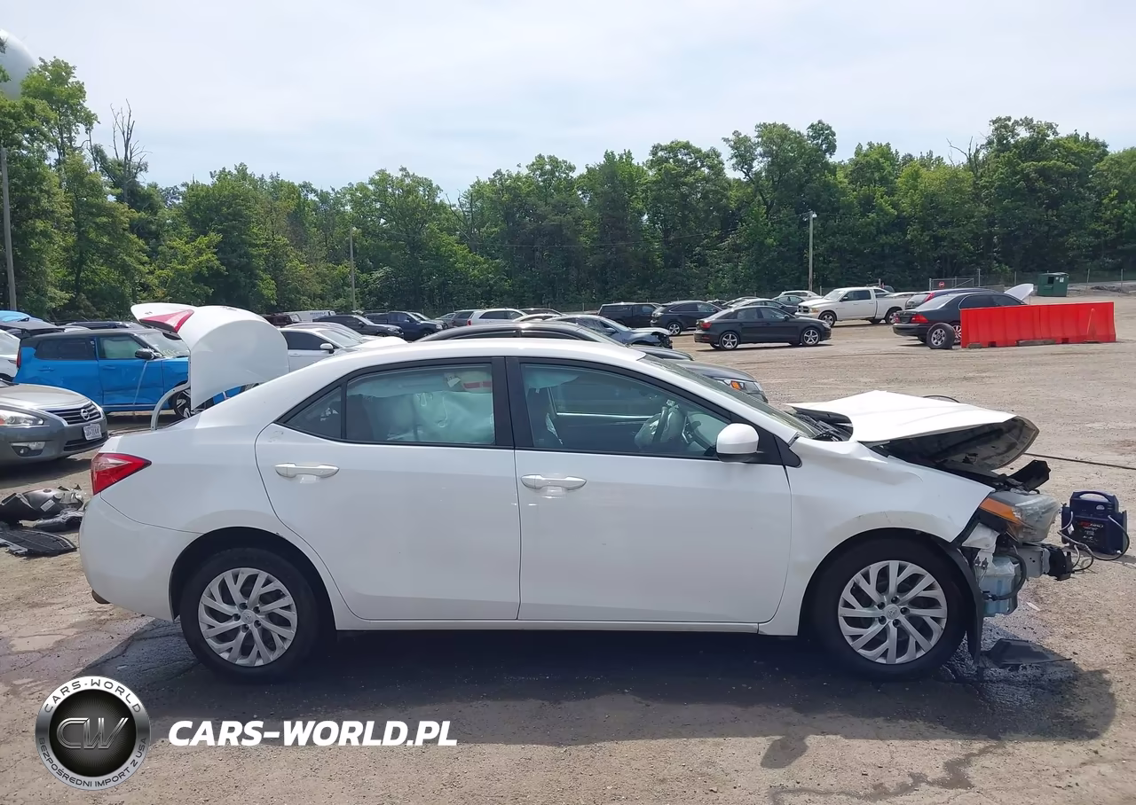 2018 Toyota Corolla Le VIN:5YFBURHEXJP754810 - 13