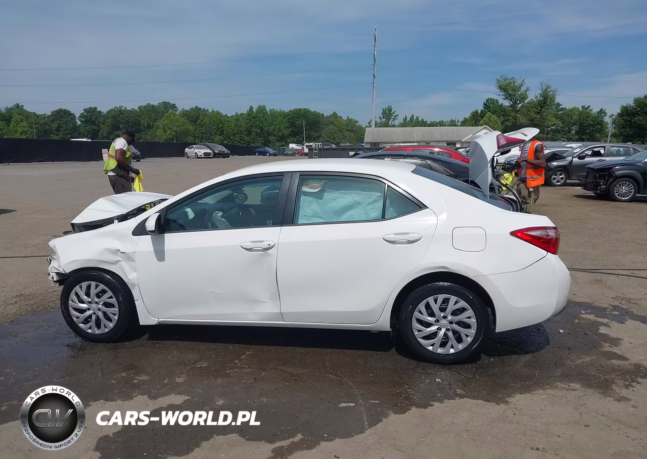 2018 Toyota Corolla Le VIN:5YFBURHEXJP754810 - 14