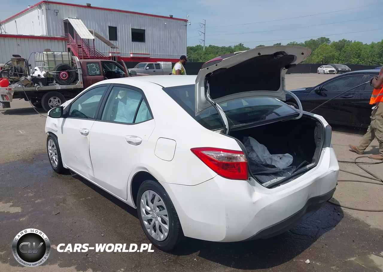 2018 Toyota Corolla Le VIN:5YFBURHEXJP754810 - 3