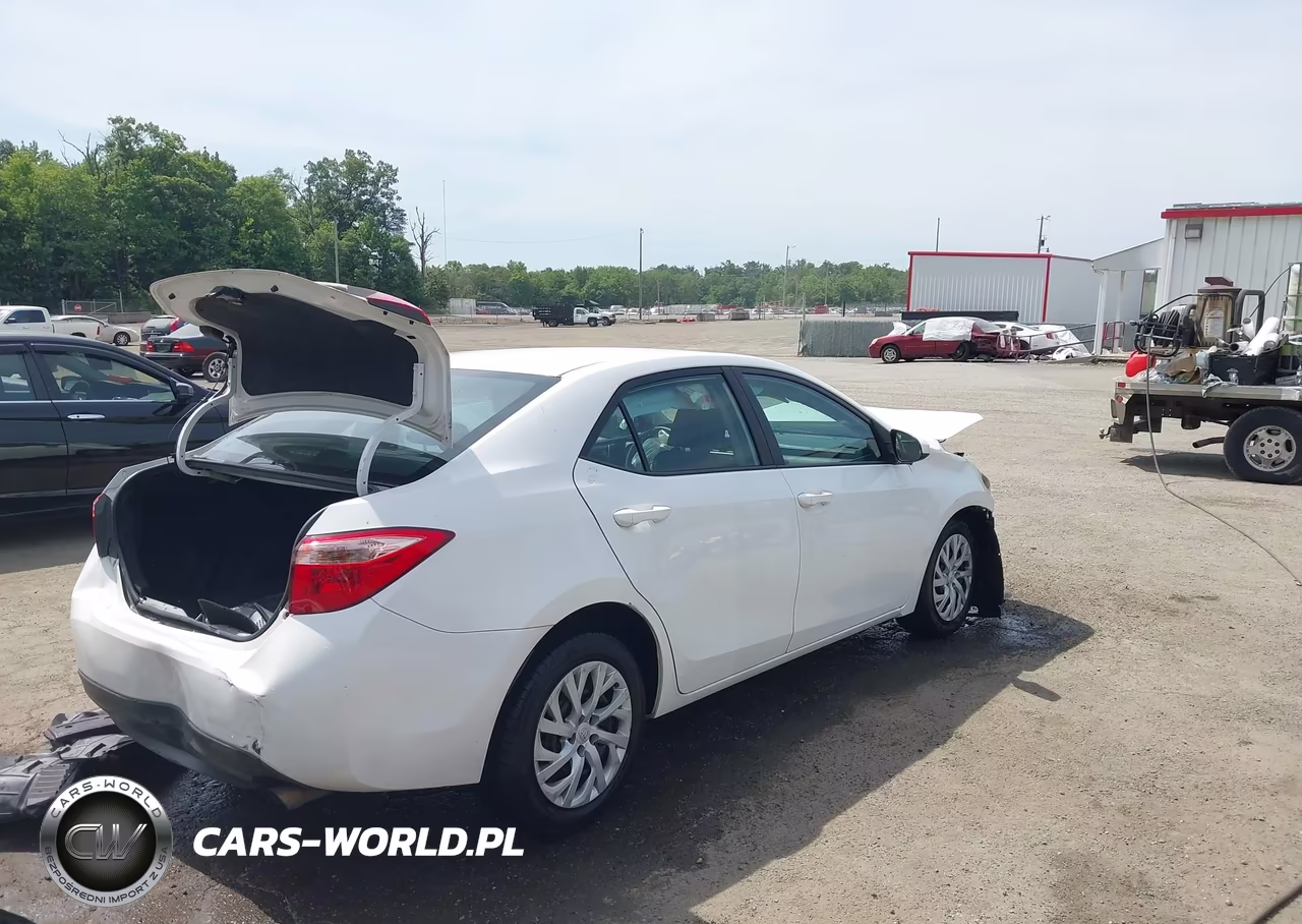 2018 Toyota Corolla Le VIN:5YFBURHEXJP754810 - 4