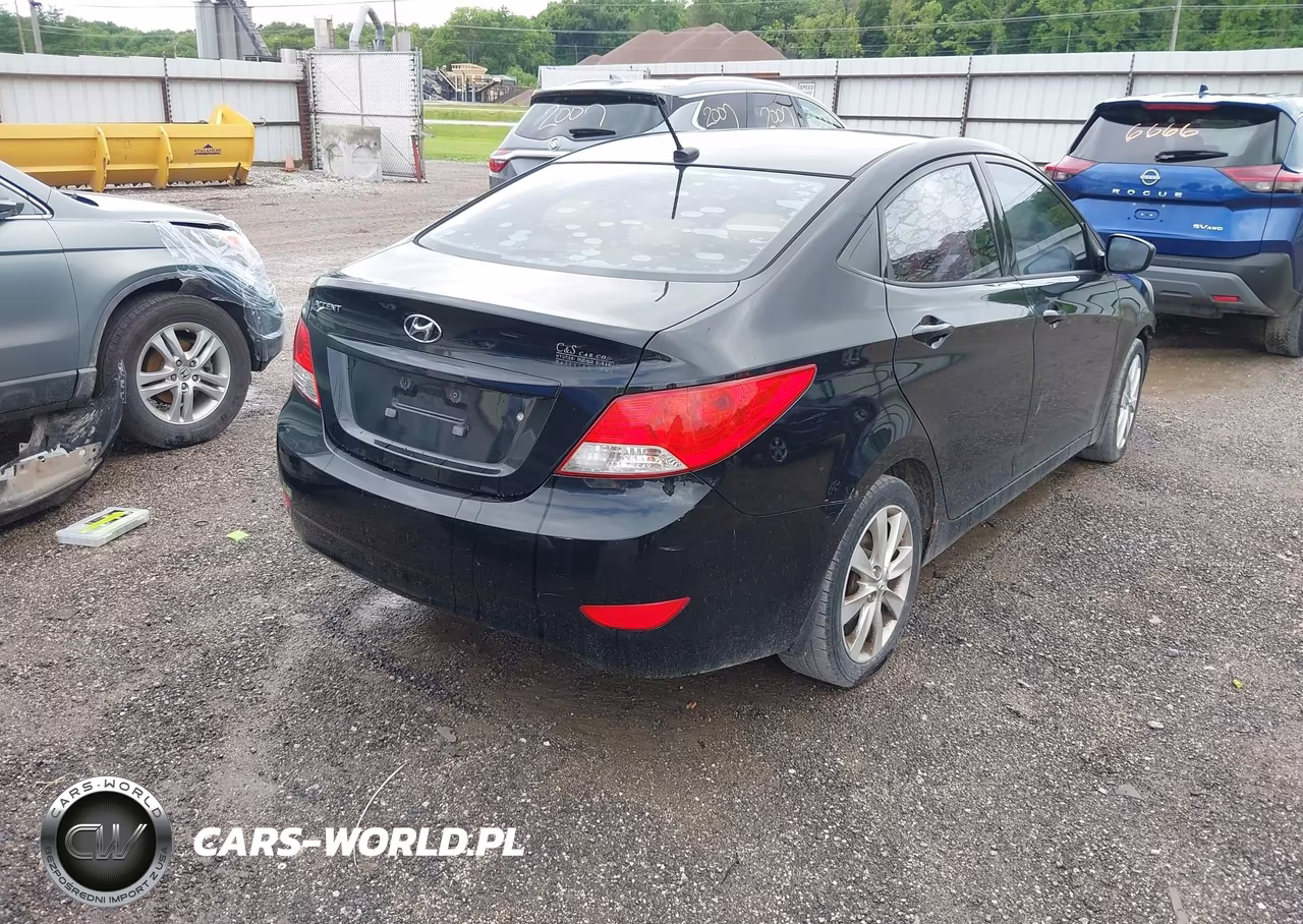 2013 Hyundai Accent Gls VIN:KMHCU4AE2DU381444 - 4