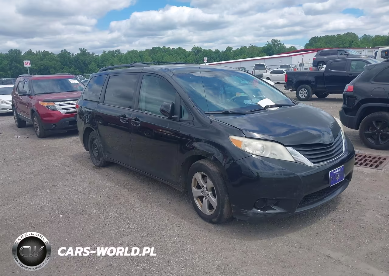 2013 Toyota Sienna Le V6 8 Passenger