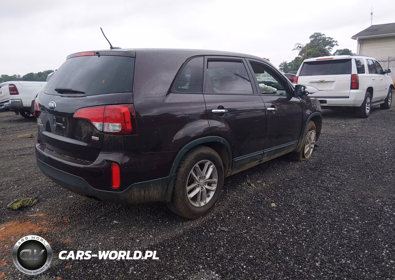 2015 Kia Sorento Lx VIN:5XYKT3A63FG576835 - 4