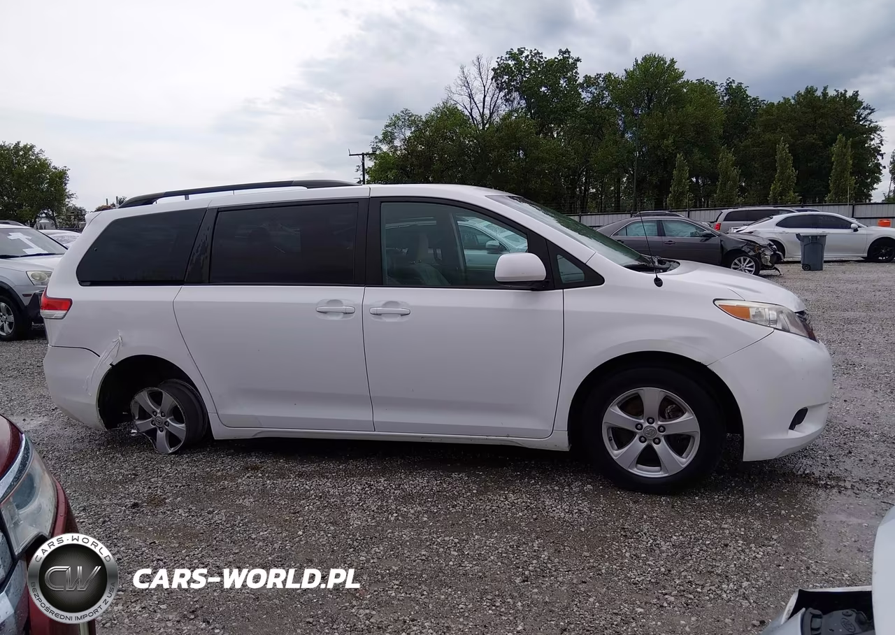 2011 Toyota Sienna Le V6 VIN:5TDKK3DC3BS024155 - 13