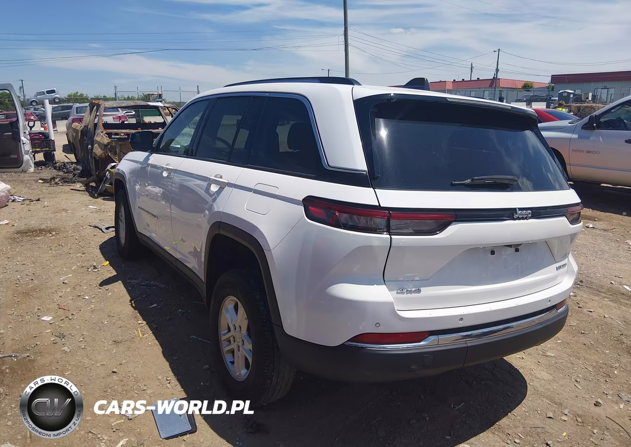 2023 Jeep Grand Cherokee Laredo 4X4 VIN:1C4RJHAG3PC543849 - 3