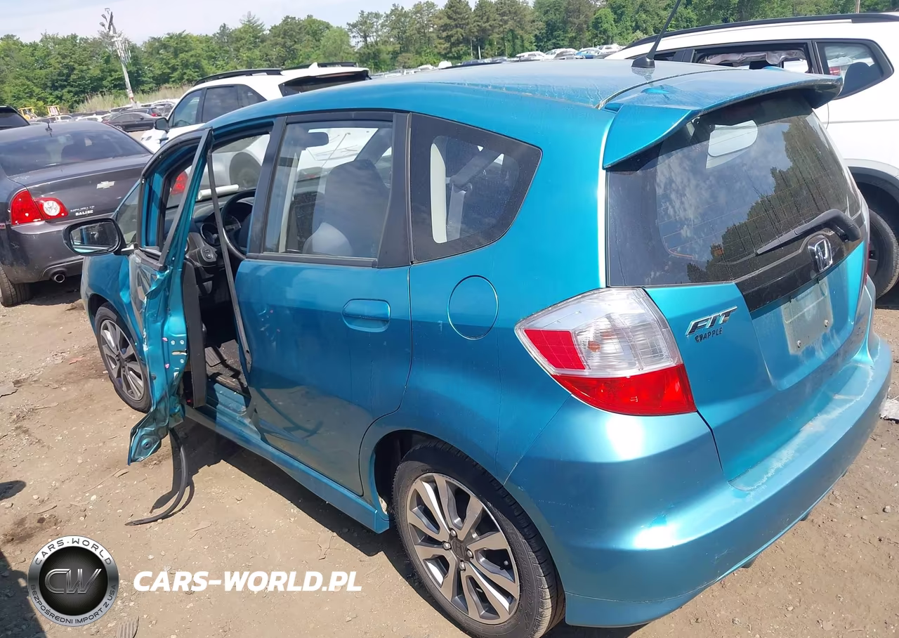 2013 Honda Fit Sport VIN:JHMGE8H59DC062370 - 3