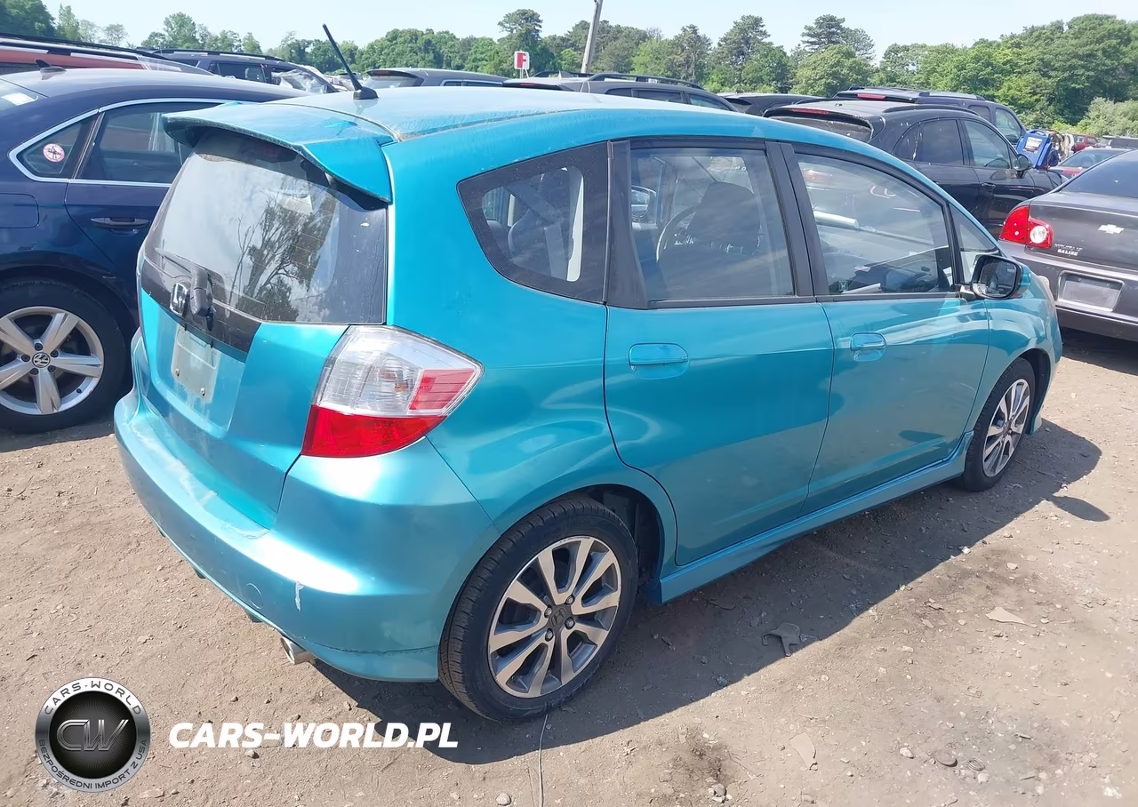 2013 Honda Fit Sport VIN:JHMGE8H59DC062370 - 4