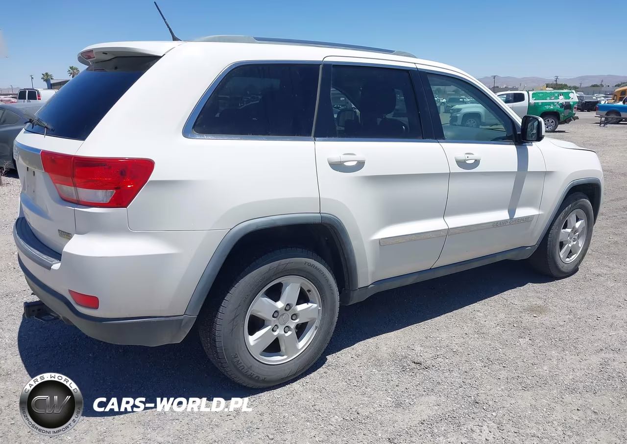 2011 Jeep Grand Cherokee Laredo VIN:1J4RR4GGXBC561986 - 4