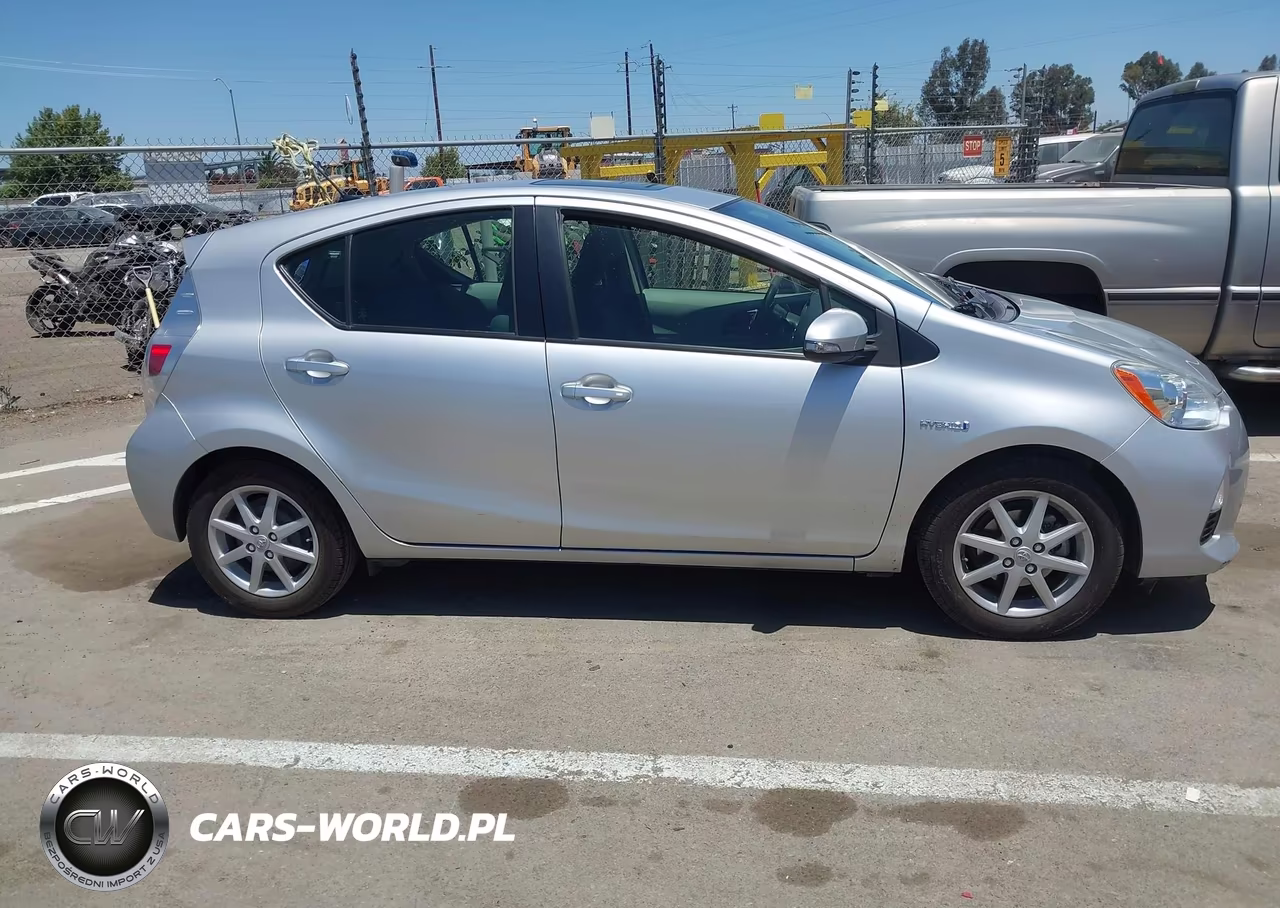 2014 Toyota Prius C Three VIN:JTDKDTB3XE1066224 - 13