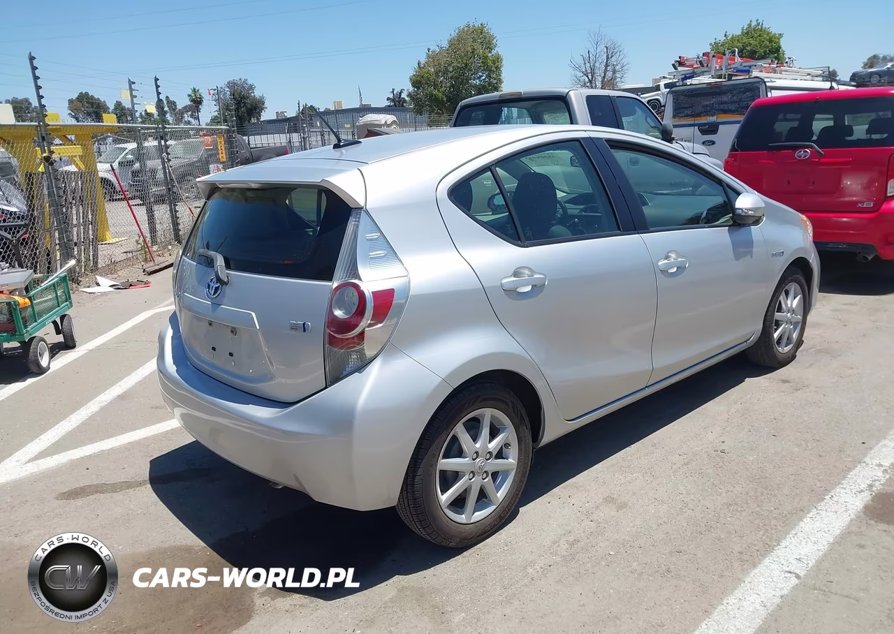 2014 Toyota Prius C Three VIN:JTDKDTB3XE1066224 - 4