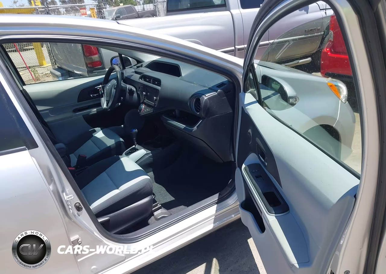2014 Toyota Prius C Three VIN:JTDKDTB3XE1066224 - 5