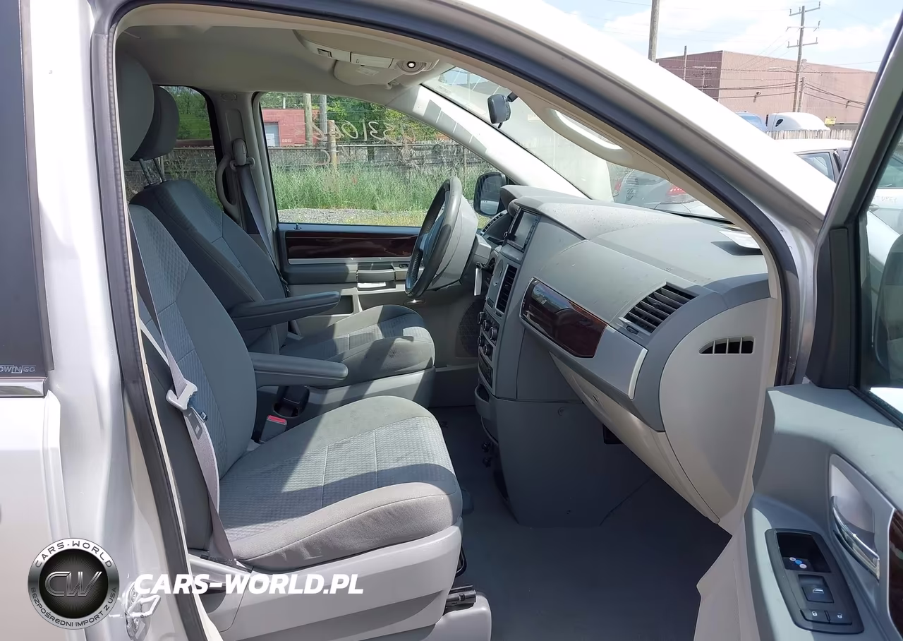 2010 Chrysler Town & Country Touring VIN:2A4RR5D15AR262501 - 5