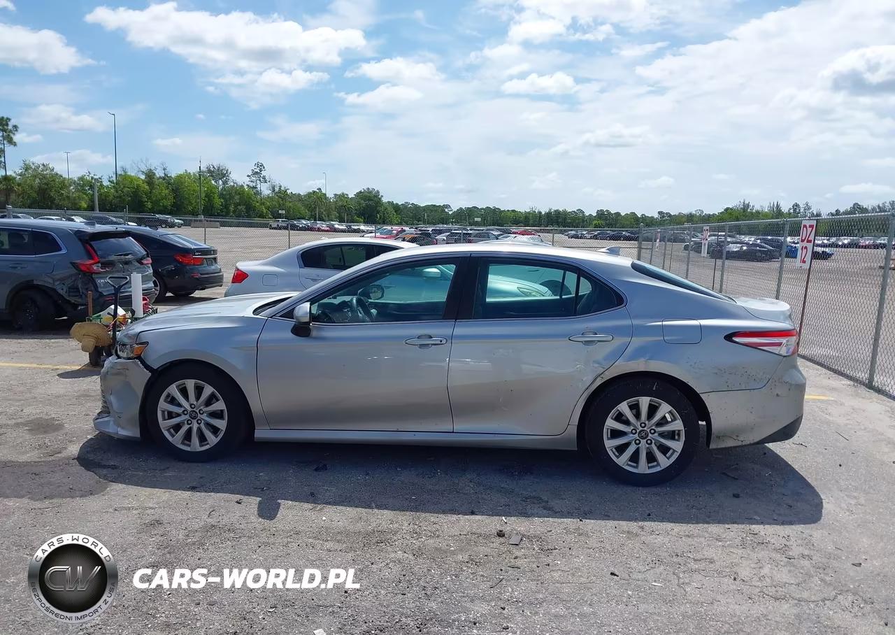 2020 Toyota Camry Le VIN:4T1C11AK3LU935781 - 14