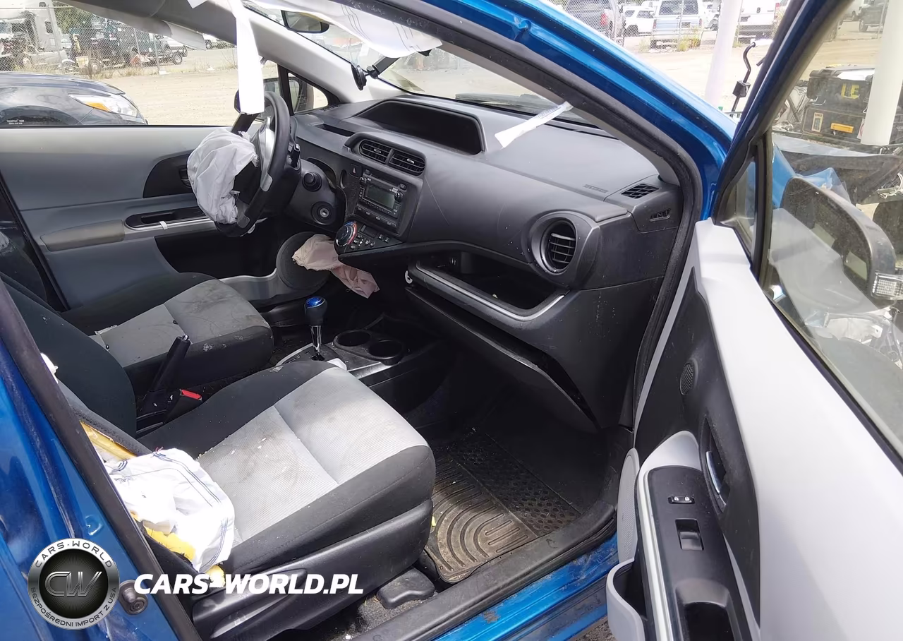 2014 Toyota Prius C Two VIN:JTDKDTB36E1077172 - 5