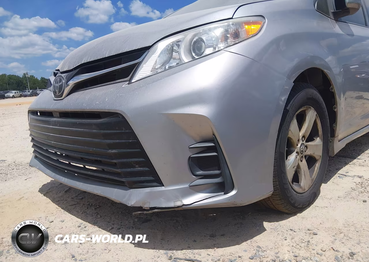 2018 Toyota Sienna Le 8 Passenger VIN:5TDKZ3DC0JS922139 - 17