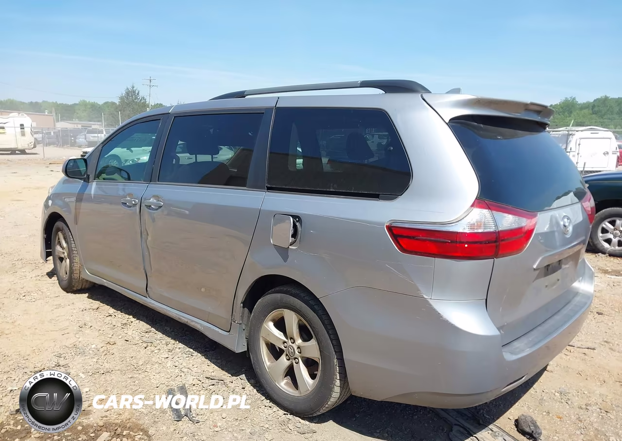 2018 Toyota Sienna Le 8 Passenger VIN:5TDKZ3DC0JS922139 - 3