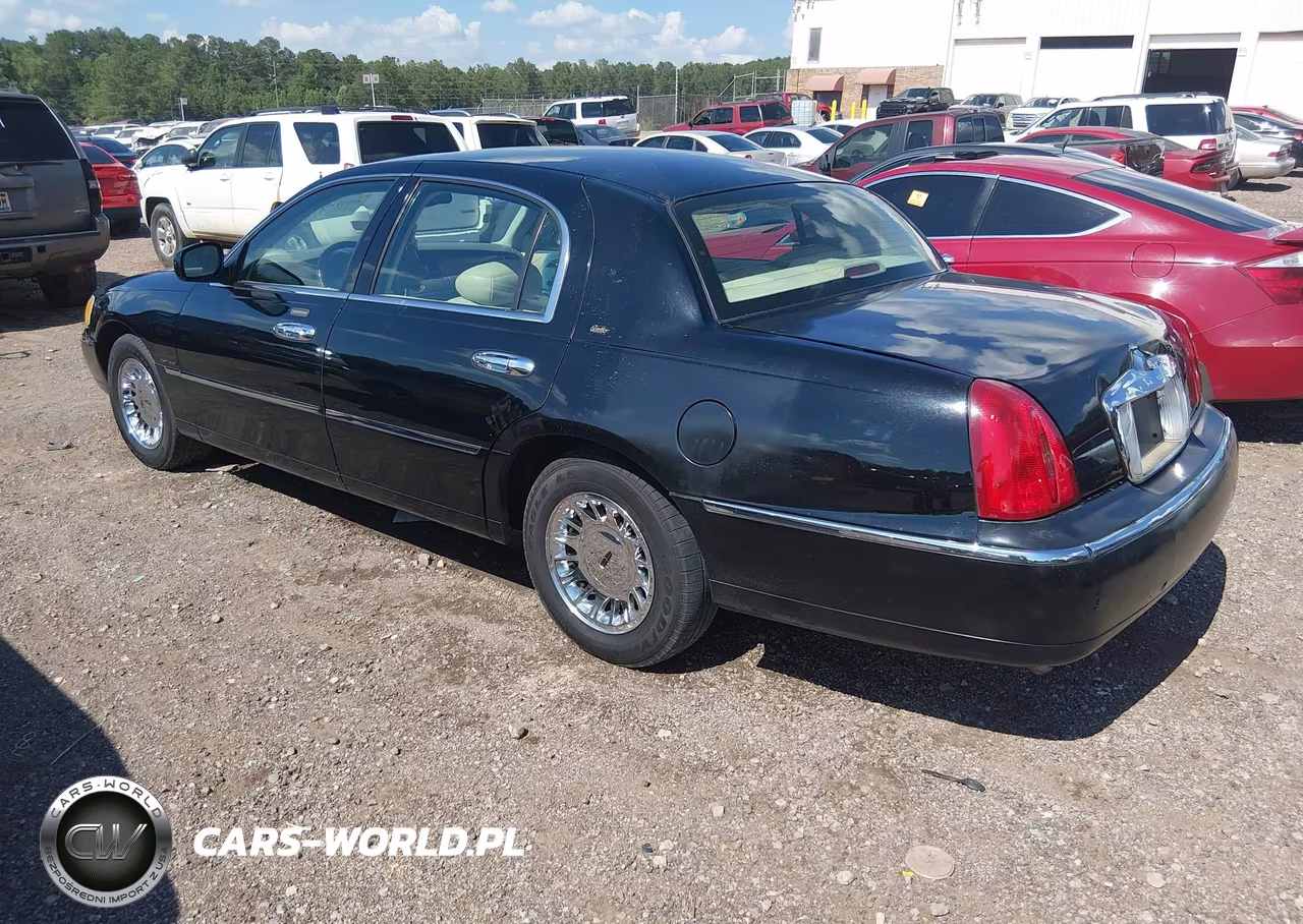 2000 Lincoln Town Car Cartier VIN:1LNHM83W1YY928513 - 3