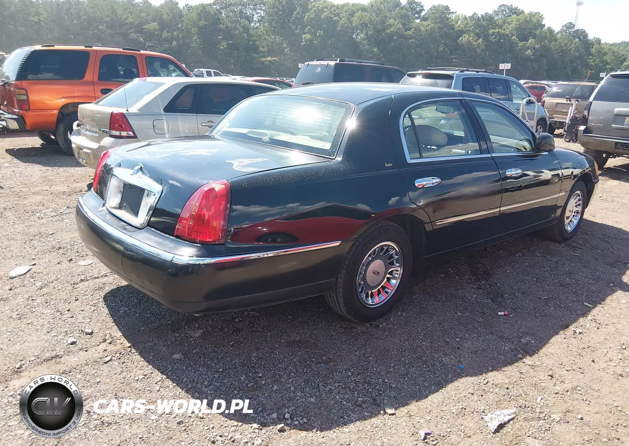 2000 Lincoln Town Car Cartier VIN:1LNHM83W1YY928513 - 4