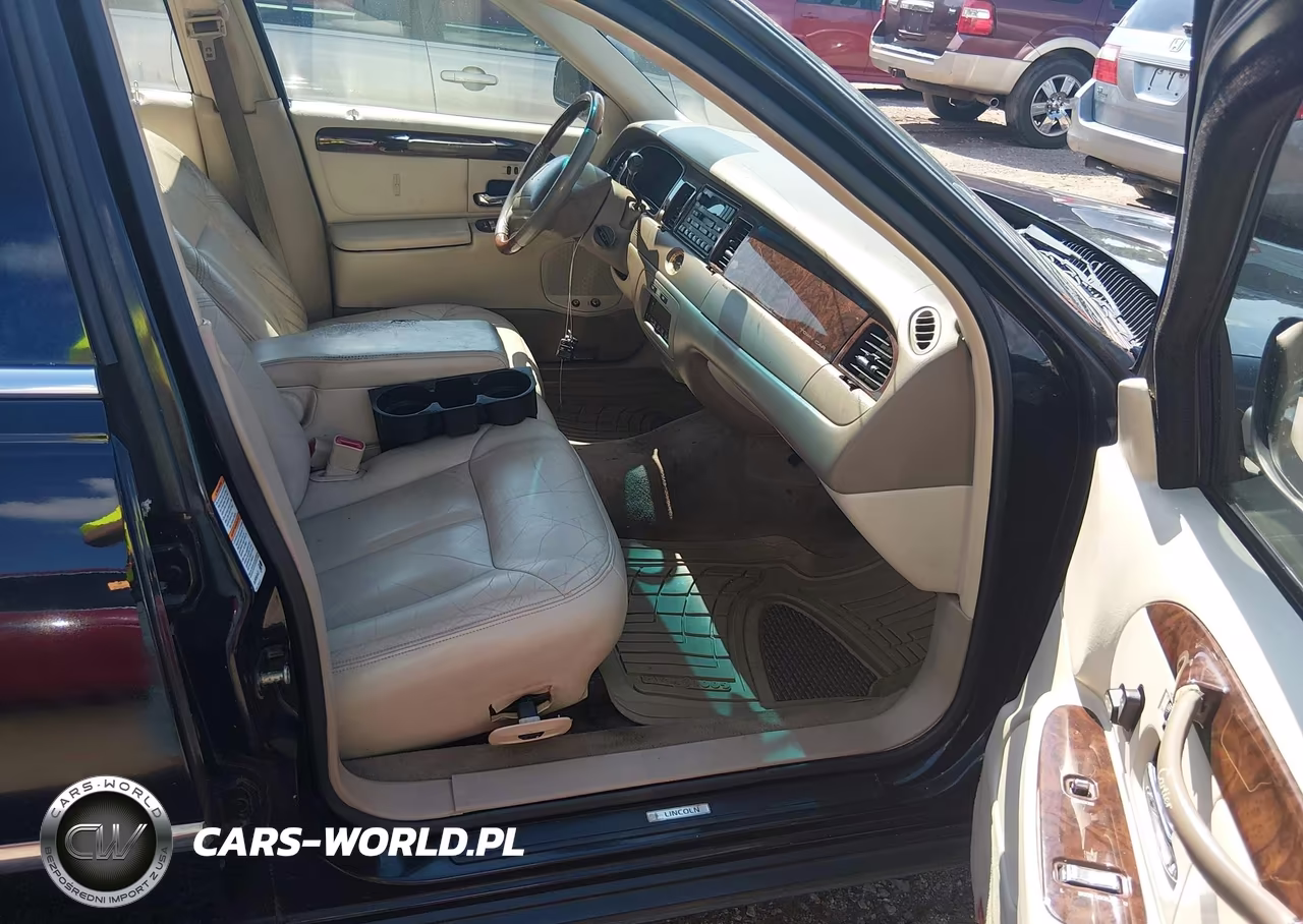 2000 Lincoln Town Car Cartier VIN:1LNHM83W1YY928513 - 5