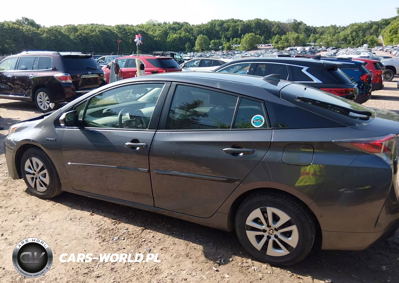 2018 Toyota Prius Three VIN:JTDKARFU3J3057975 - 15