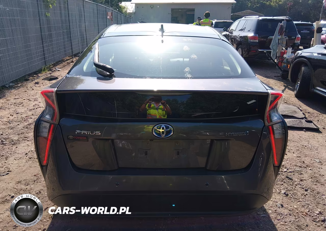 2018 Toyota Prius Three VIN:JTDKARFU3J3057975 - 17