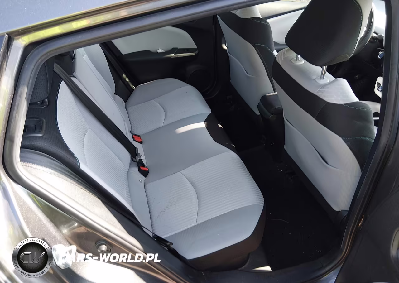 2018 Toyota Prius Three VIN:JTDKARFU3J3057975 - 8