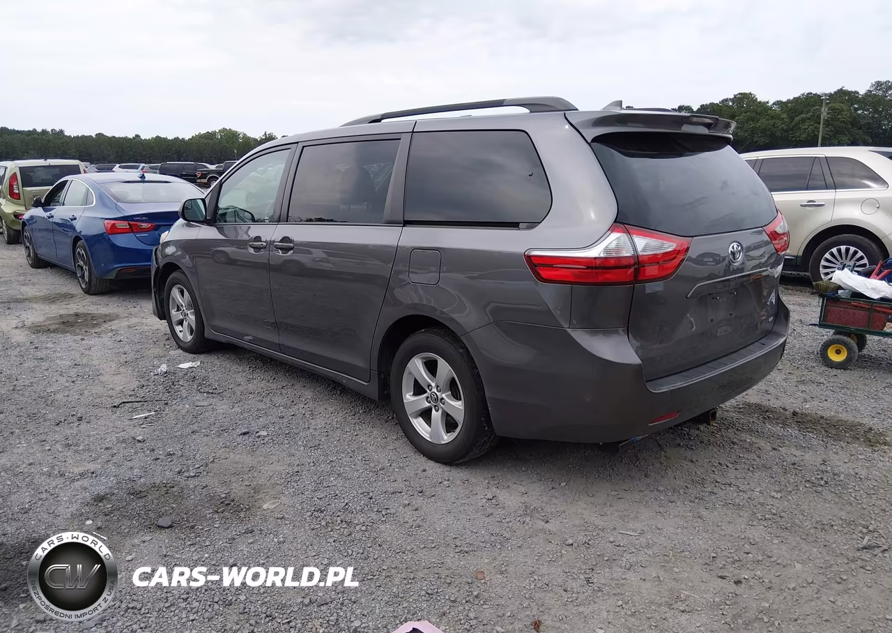 2018 Toyota Sienna Le 8 Passenger VIN:5TDKZ3DC0JS941855 - 3
