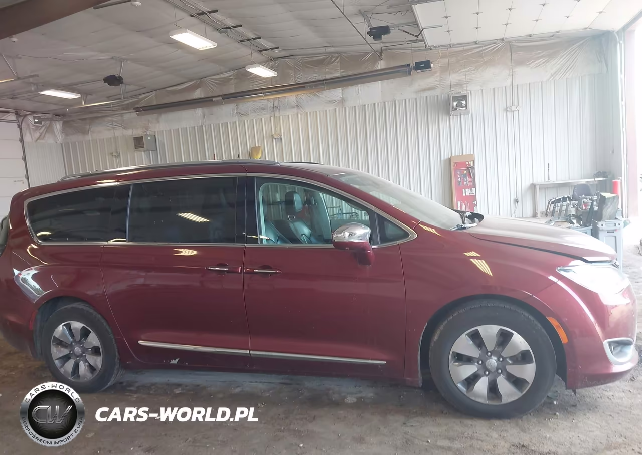 2018 Chrysler Pacifica Hybrid Limited VIN:2C4RC1N71JR113067 - 13