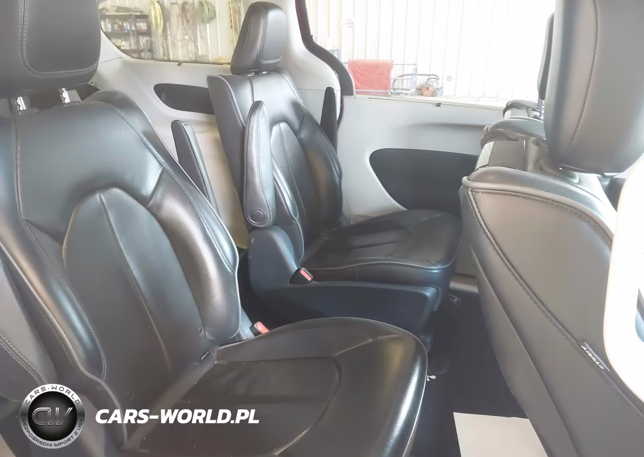 2018 Chrysler Pacifica Hybrid Limited VIN:2C4RC1N71JR113067 - 8