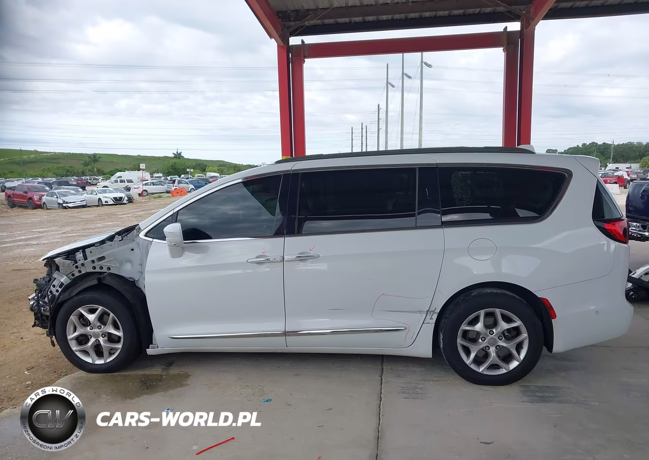 2020 Chrysler Pacifica Touring L Plus VIN:2C4RC1EG9LR184374 - 15