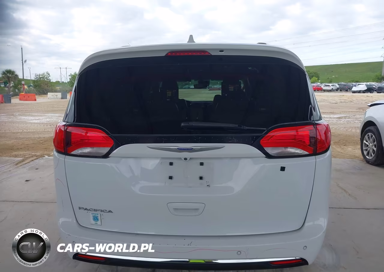 2020 Chrysler Pacifica Touring L Plus VIN:2C4RC1EG9LR184374 - 17