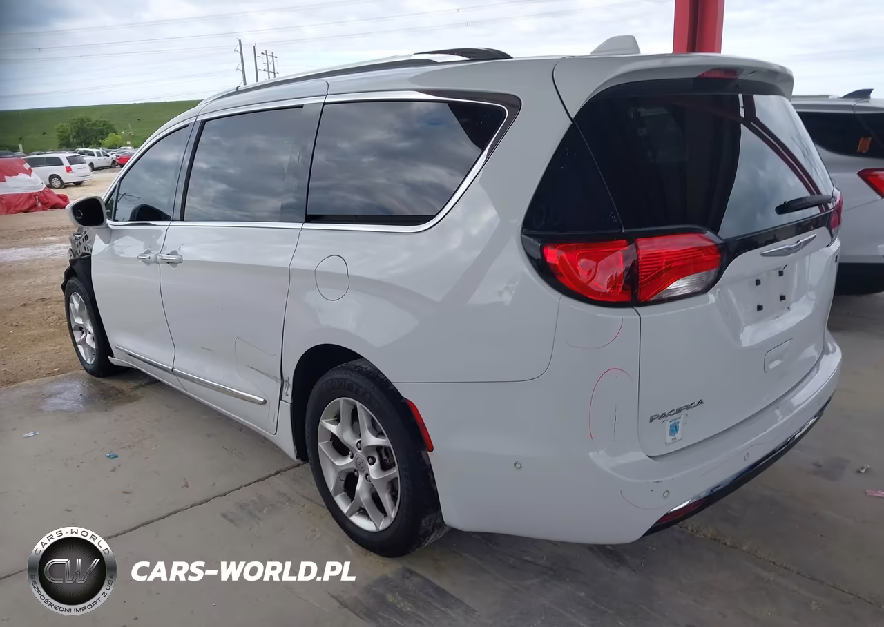 2020 Chrysler Pacifica Touring L Plus VIN:2C4RC1EG9LR184374 - 3