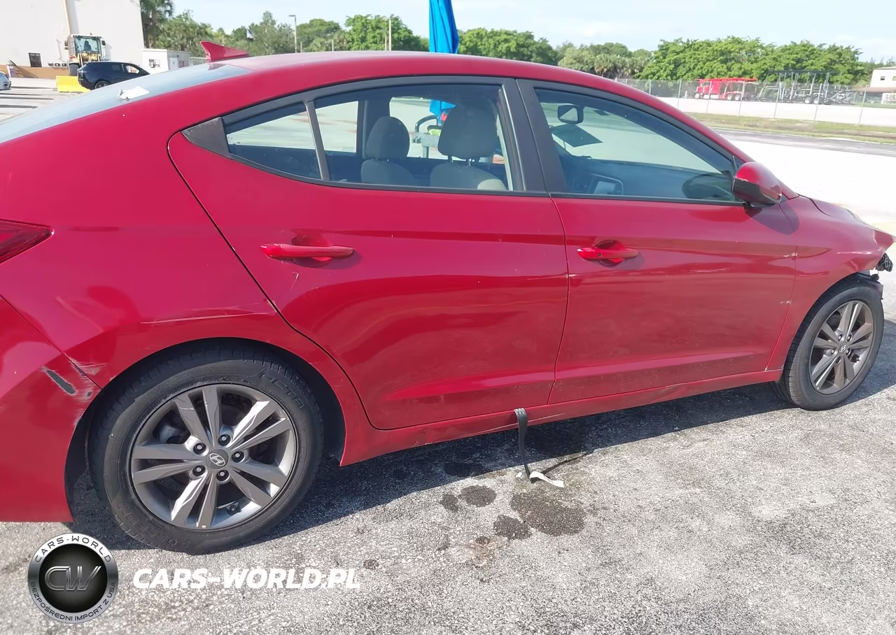 2018 Hyundai Elantra Value Edition VIN:5NPD84LF5JH381978 - 21