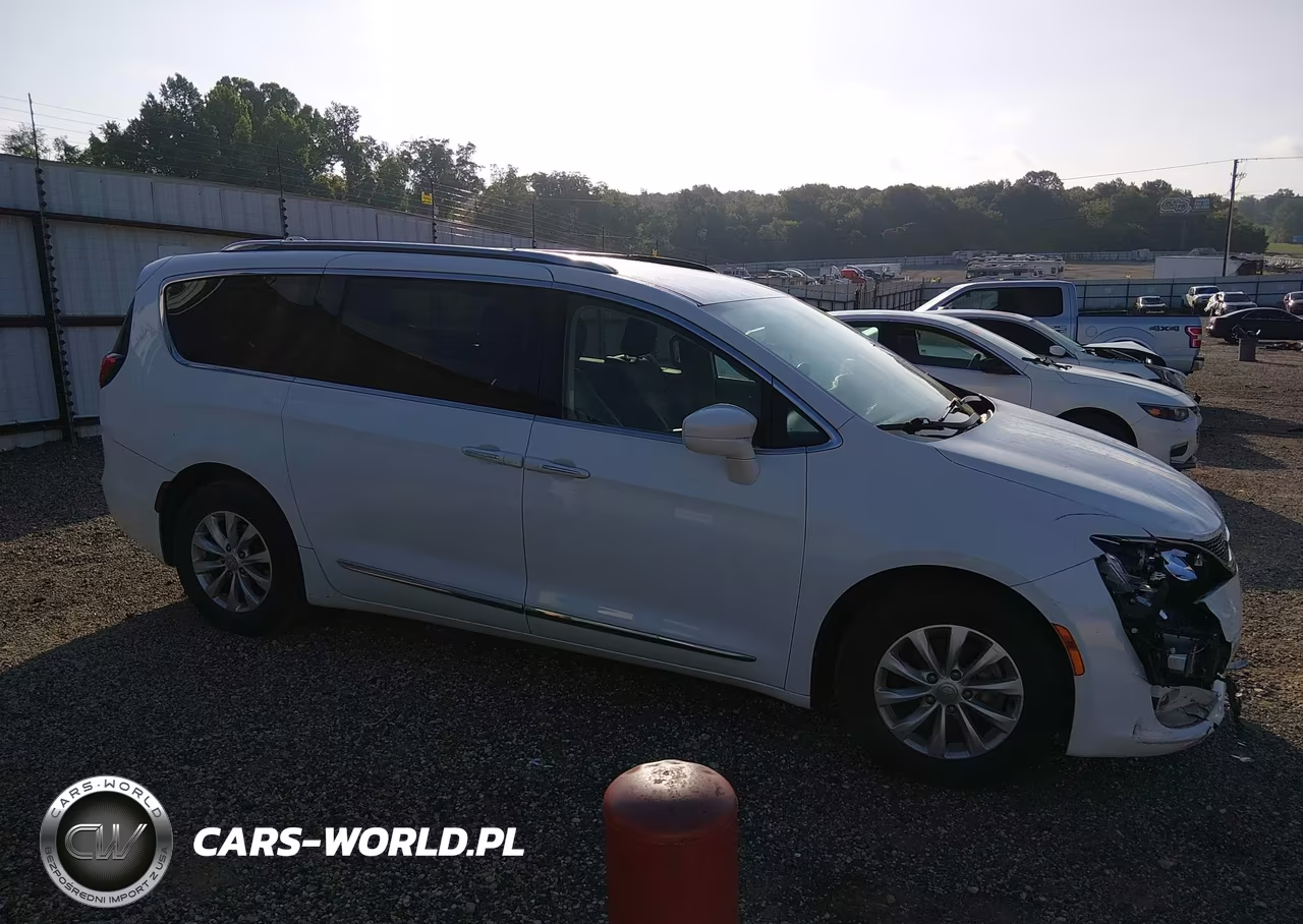 2019 Chrysler Pacifica Touring L VIN:2C4RC1BG7KR582850 - 13