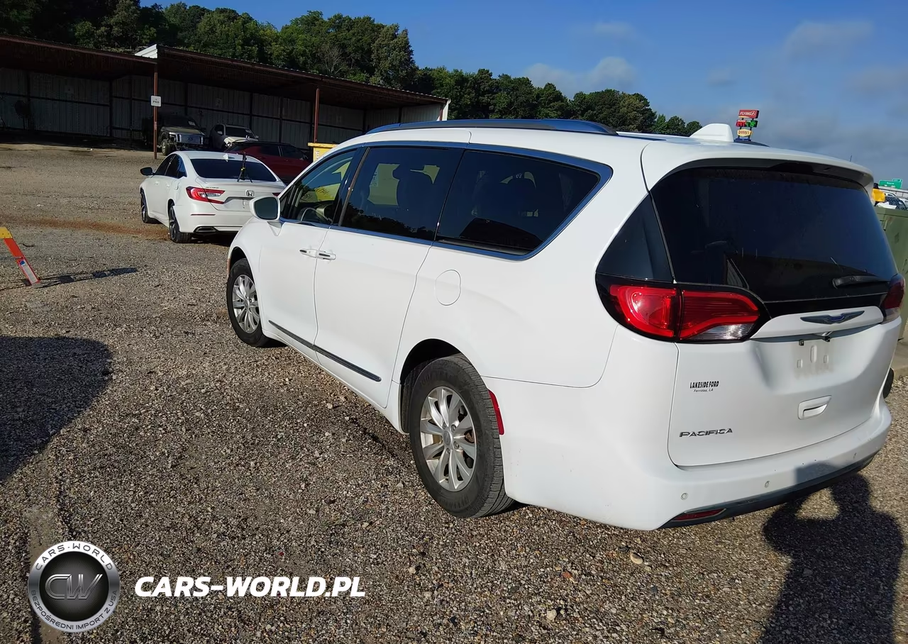 2019 Chrysler Pacifica Touring L VIN:2C4RC1BG7KR582850 - 3