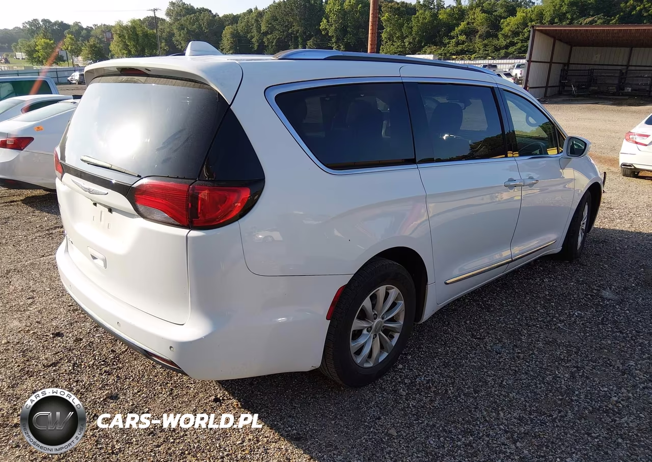 2019 Chrysler Pacifica Touring L VIN:2C4RC1BG7KR582850 - 4