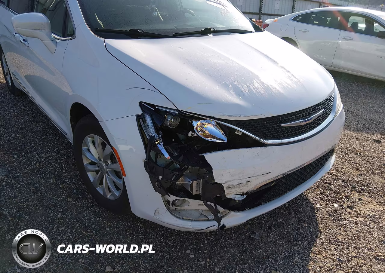 2019 Chrysler Pacifica Touring L VIN:2C4RC1BG7KR582850 - 6