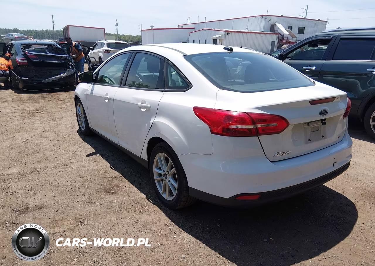 2017 Ford Focus Se VIN:1FADP3F25HL336153 - 3
