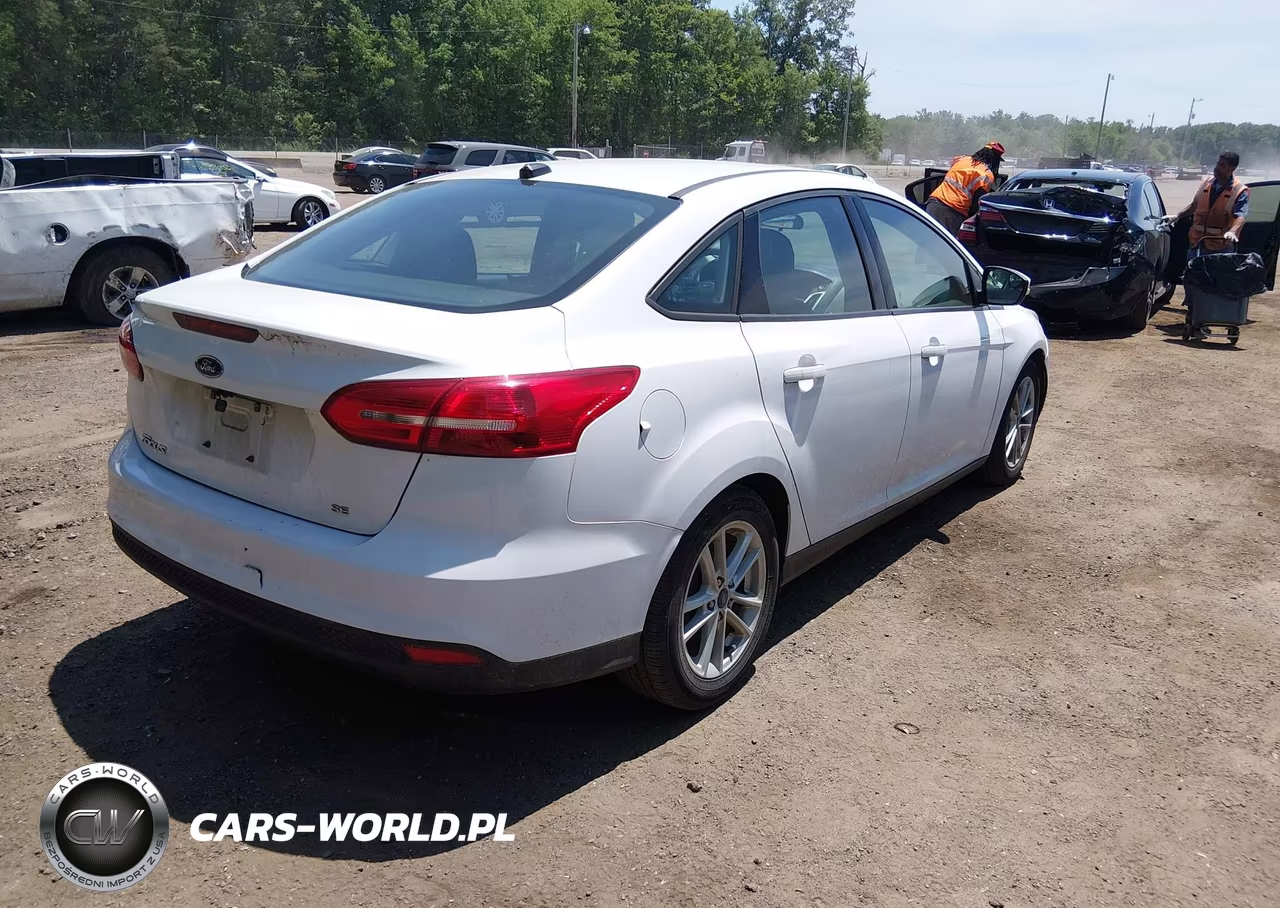 2017 Ford Focus Se VIN:1FADP3F25HL336153 - 4