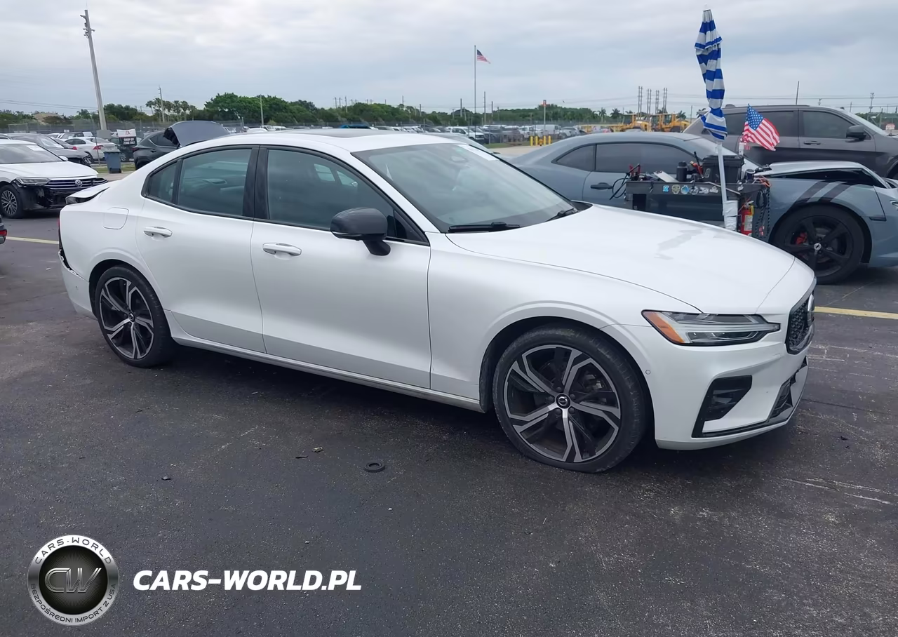 2024 Volvo S60 B5 Plus Dark Theme – zdjęcie 1 z 17