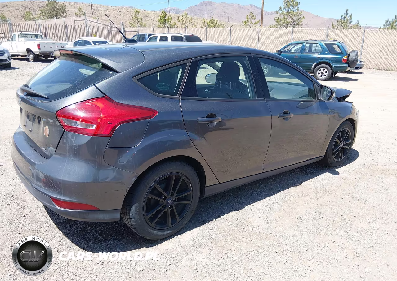 2017 Ford Focus Se VIN:1FADP3K24HL239547 - 4