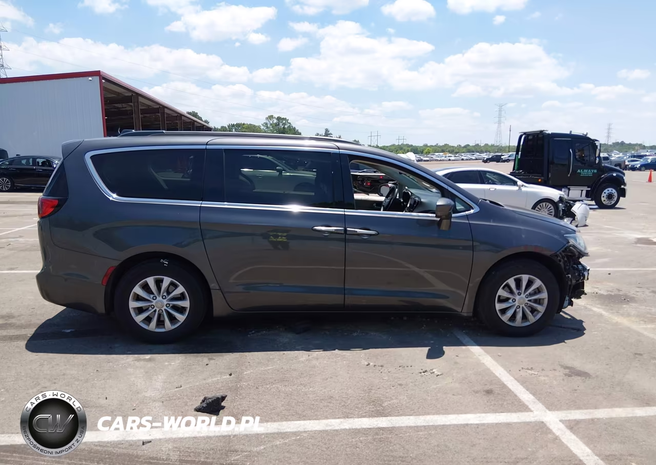 2020 Chrysler Pacifica Touring VIN:2C4RC1FGXLR102067 - 14
