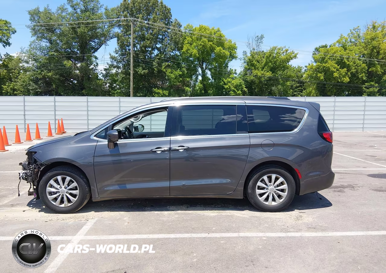2020 Chrysler Pacifica Touring VIN:2C4RC1FGXLR102067 - 15