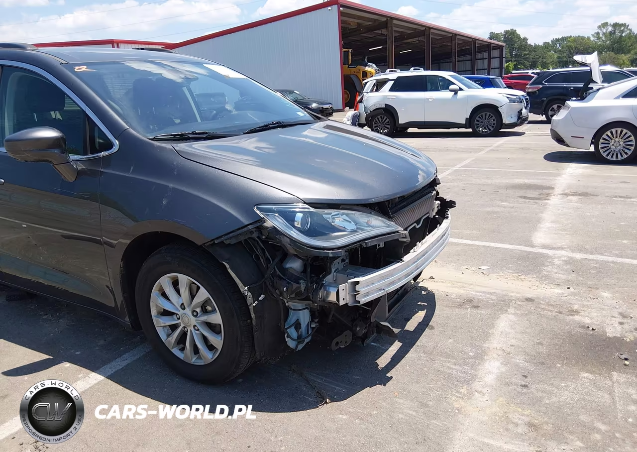 2020 Chrysler Pacifica Touring VIN:2C4RC1FGXLR102067 - 19