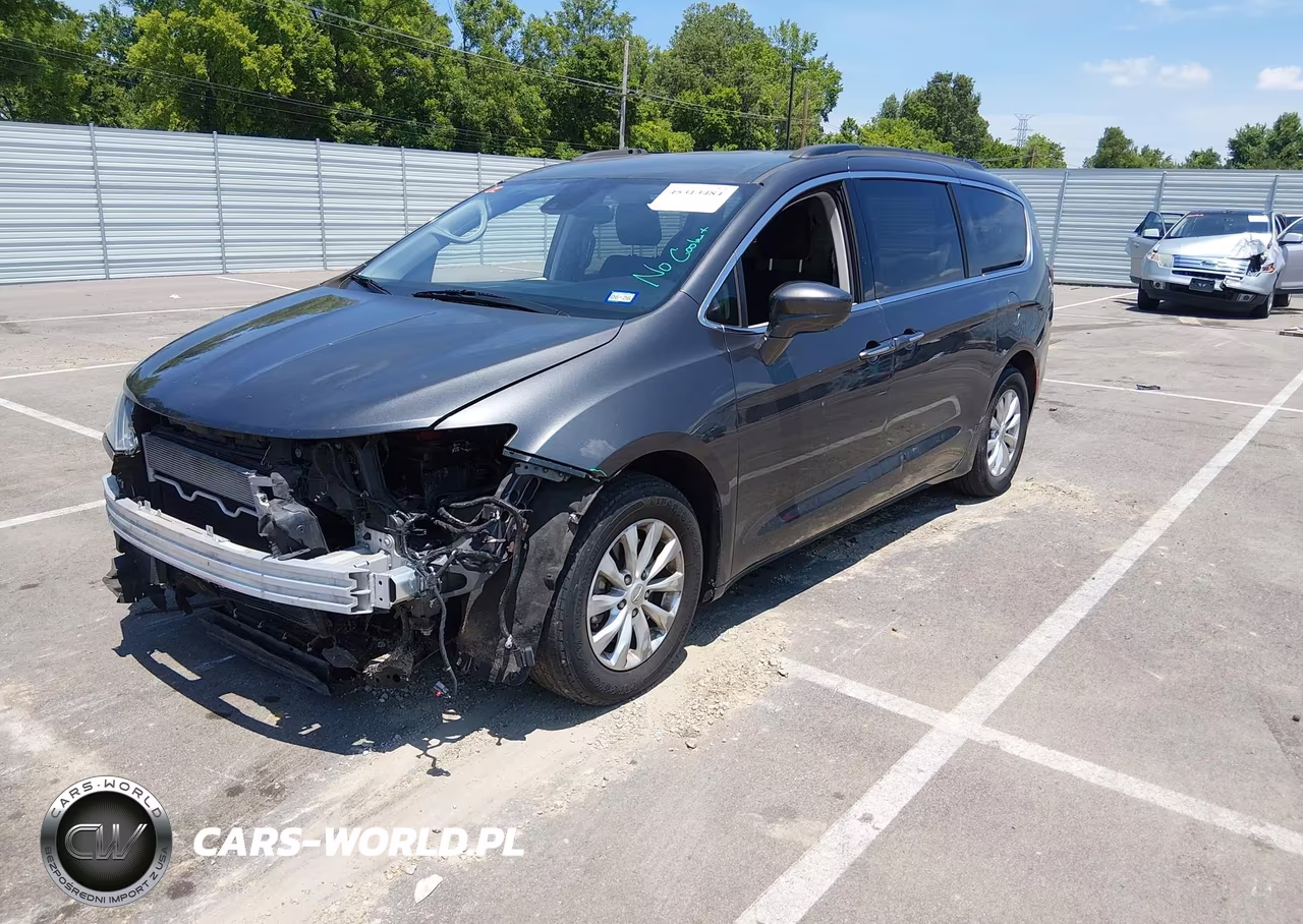 2020 Chrysler Pacifica Touring VIN:2C4RC1FGXLR102067 - 2