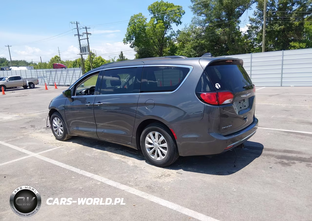2020 Chrysler Pacifica Touring VIN:2C4RC1FGXLR102067 - 3