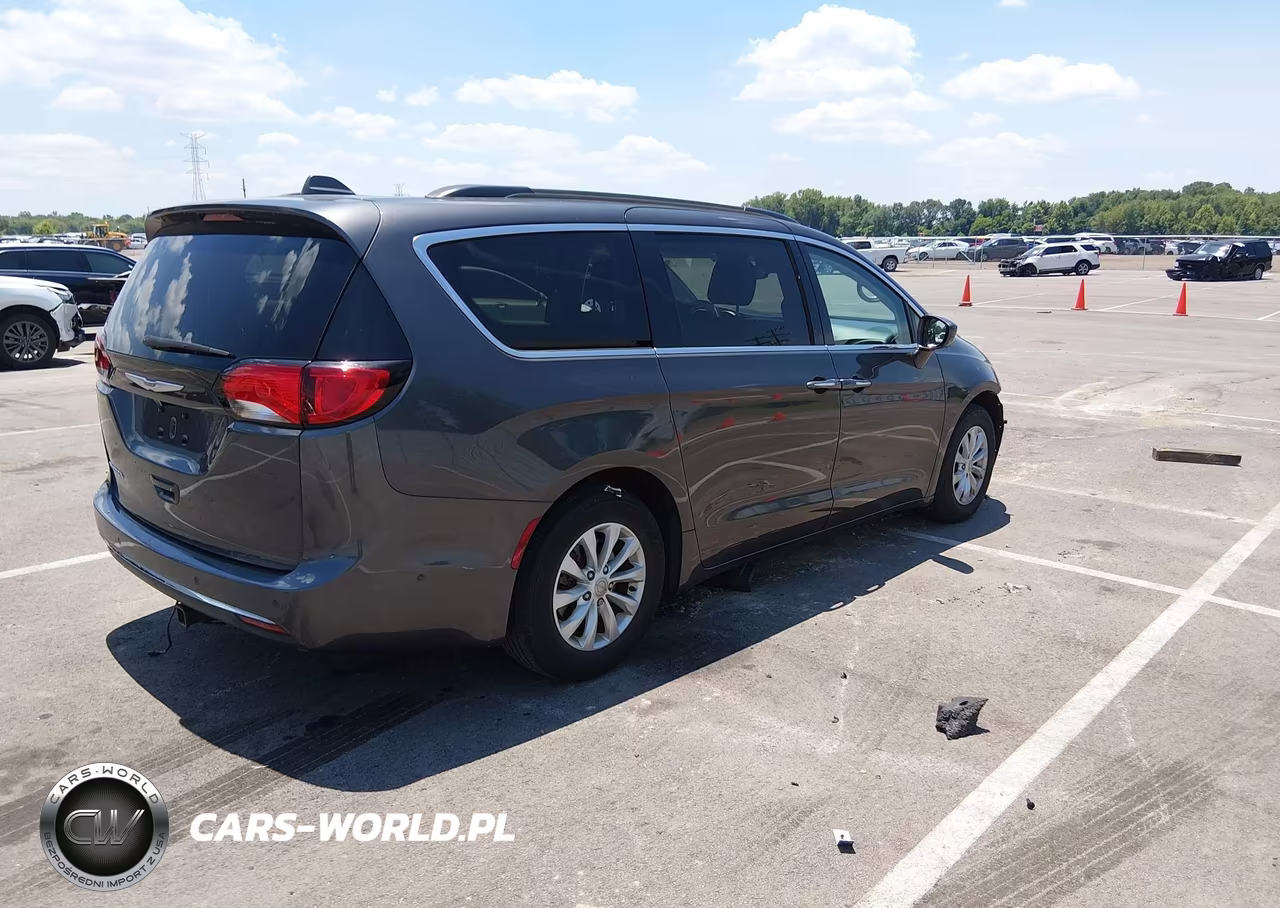 2020 Chrysler Pacifica Touring VIN:2C4RC1FGXLR102067 - 4