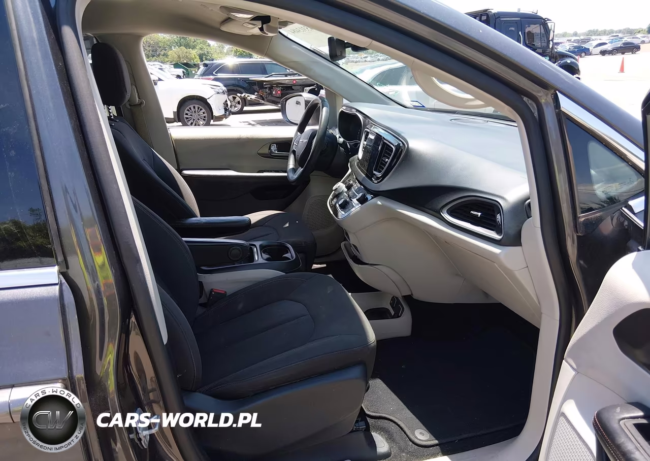 2020 Chrysler Pacifica Touring VIN:2C4RC1FGXLR102067 - 5