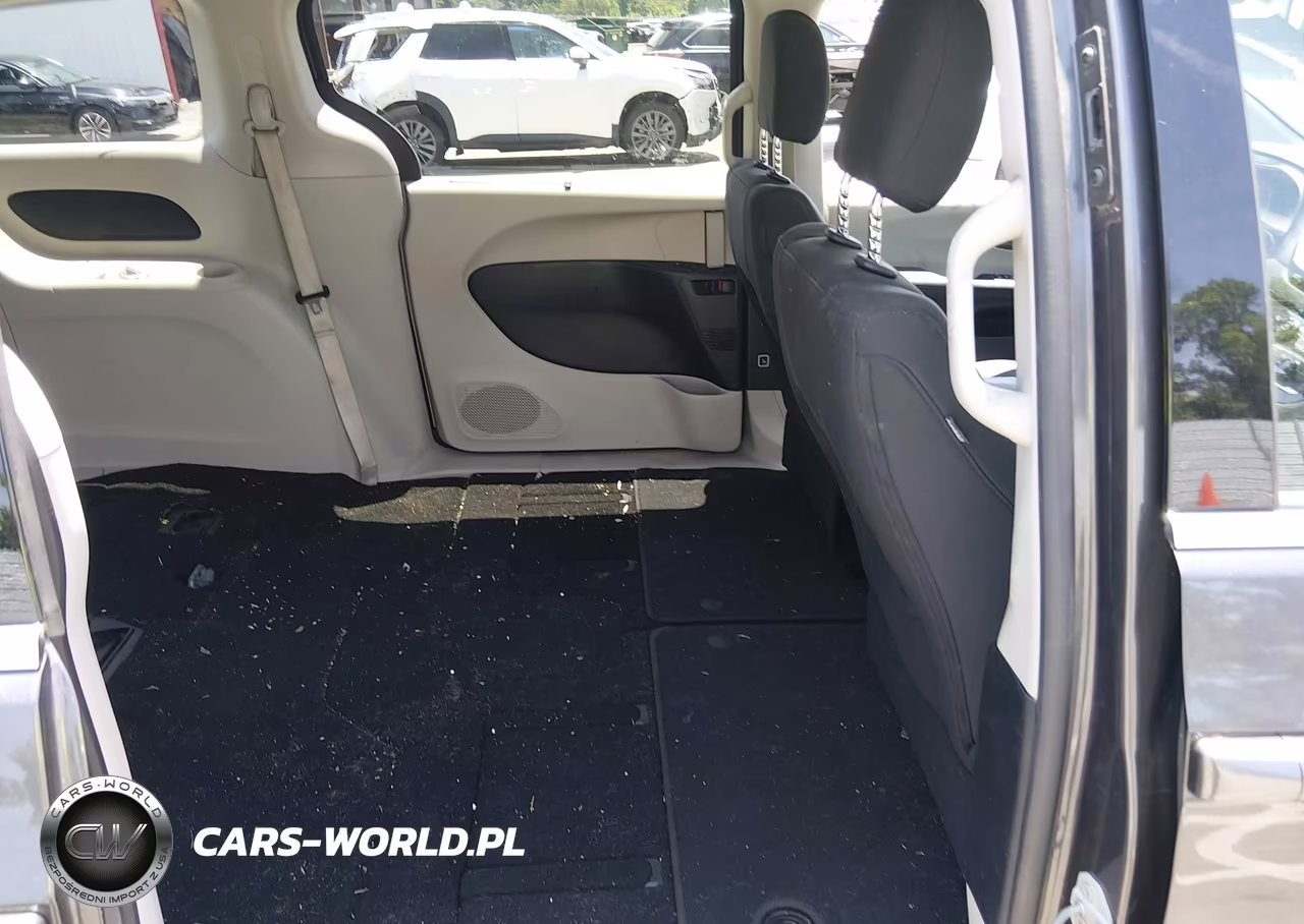2020 Chrysler Pacifica Touring VIN:2C4RC1FGXLR102067 - 8
